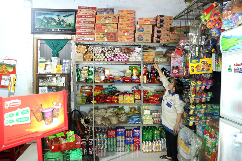 Các tạp hóa xã A Vương chủ động tăng dự trữ hàng hóa thiết yếu trước đợt mưa lũ theo vận động của UBND xã. Ảnh: Hiền Thúy