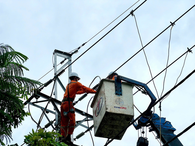 EVNCPC đặt mục tiêu trong ngày 7/11 sẽ cấp điện trở lại cho các khu vực trung tâm phường, xã của Gia Lai, Đắk Lắk. Ảnh: Bình An