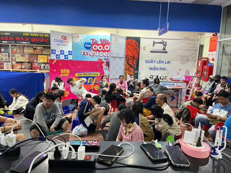 Siêu thị bố trí nơi sạc pin miễn phí cho người dân.