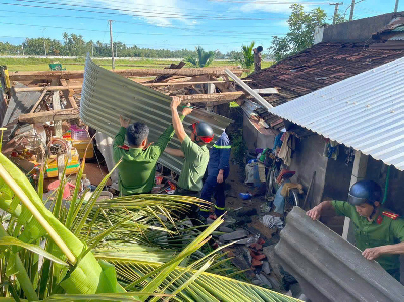 Ngay trong sáng 7/11, công an phường Hoài Nhơn cũng đã huy động lực lượng để hỗ trợ người dân khắc phục hậu quả do cơn bão Kalmaegi gây ra.