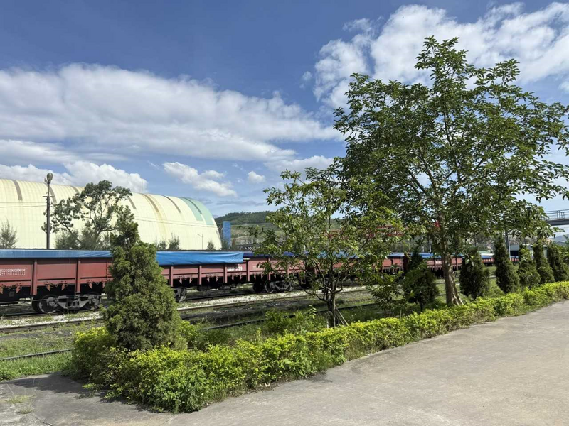 Phong trào thi đua đảm bảo an toàn, môi trường, góp phần xây dựng cảnh quan “xanh - sạch - đẹp” tại các khu vực sản xuất