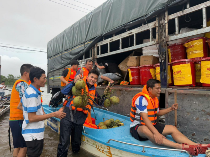 Vầng Trăng Khuyết chứa chan tình nghĩa, gửi tặng những quày dừa tươi ngọt lành (Ảnh Vầng Trăng Khuyết)