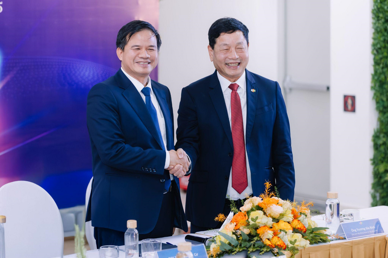 Ông Trương Gia Bình - Chủ tịch HĐQT Tập đoàn FPT và PGS.TS. Đào Xuân Cơ - Giám đốc Bệnh viện Bạch Mai.