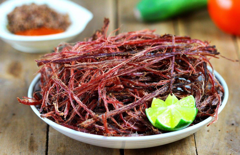 Thịt trâu gác bếp Dì Ốc là món đặc sản nổi tiếng ở xã Mường Lát