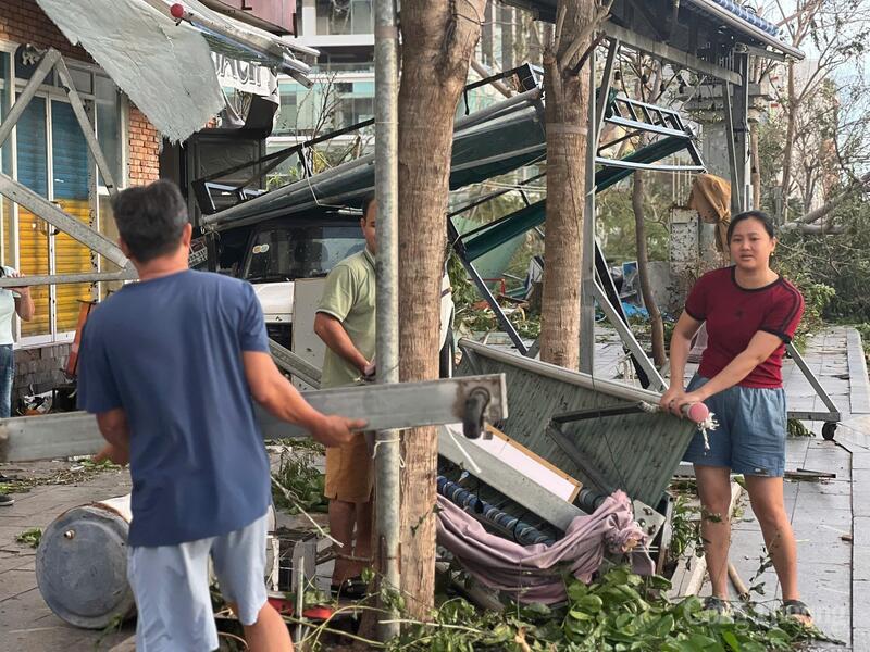 Người dân thu dọn, khắc phục hậu quả sau bão.