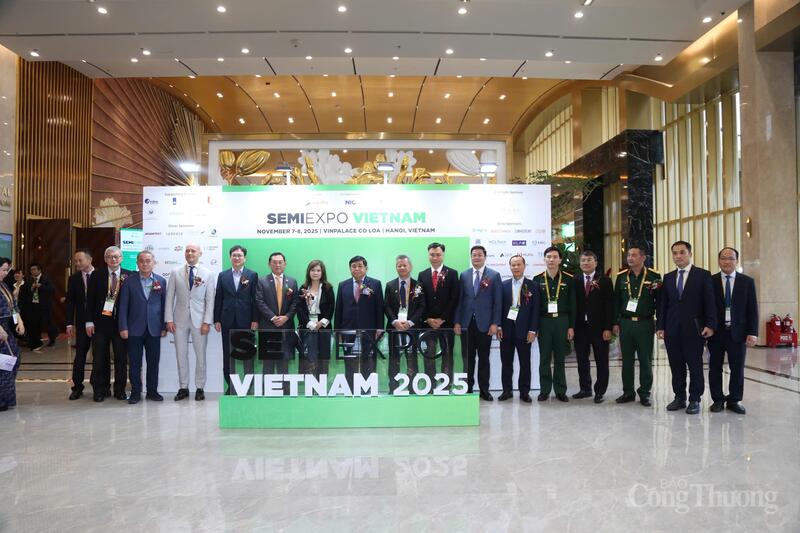 معاون نخست وزیر نگوین چی دونگ و نمایندگان شرکت کننده در این مراسم. عکس: مین تری.