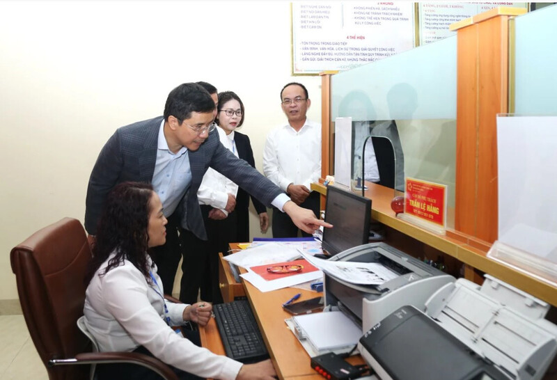 Ông Nguyễn Hồng Phong, Phó Bí thư Thường trực Tỉnh ủy Thanh Hóa kiểm tra hoạt động của trung tâm phục vụ hành chính công cấp xã trên địa bàn. Ảnh: Phong Sắc