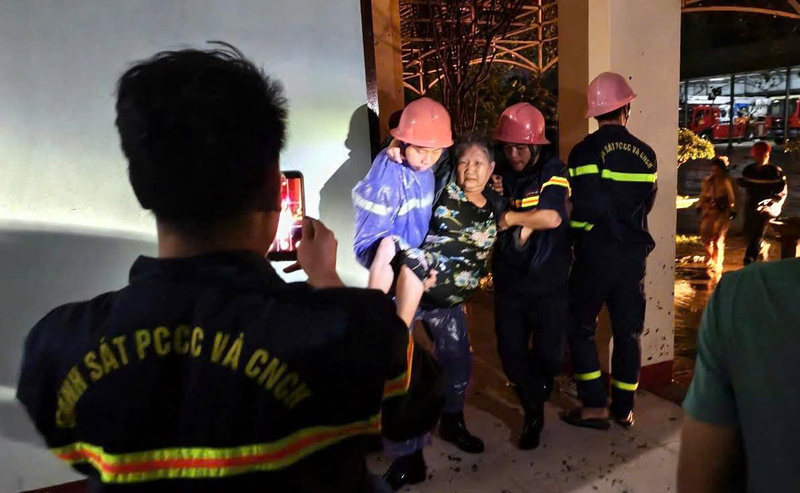 Các chiến sĩ Phòng Cảnh sát PCCC và CNCH thực hiện nhiệm vụ cứu hộ ngay trong đêm 6/11. Ảnh: ĐVCC