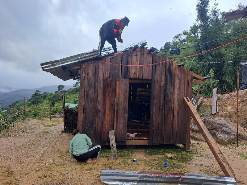 Sáng nay, người dân bắt đầu quay về nhà khắc phục thiệt hại. Ảnh: Nguyễn Dương