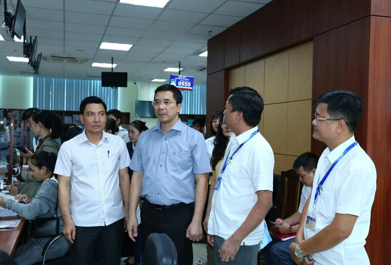 Ông Nguyễn Hồng Phong, Phó Bí thư Thường trực Tỉnh ủy Thanh Hóa kiểm tra Trung tâm phục vụ hành chính công phường Hạc Thành. Ảnh: Quốc Hương