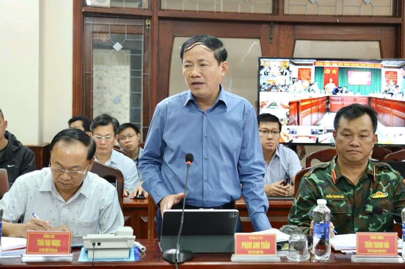 Ông Phạm Anh Tuấn, Chủ tịch UBND tỉnh Gia Lai báo cáo tại cuộc họp.