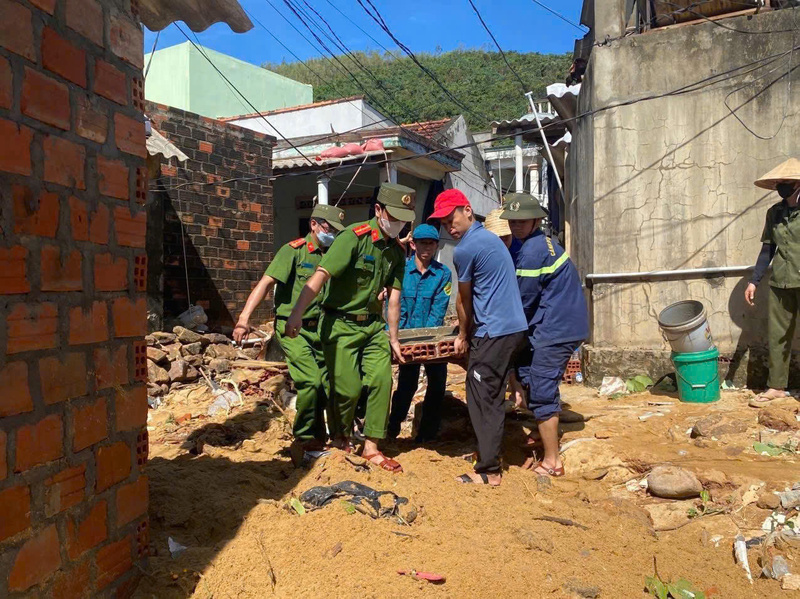 Công an phường Phù Mỹ Bắc huy động lực lượng đến hỗ trợ bà con ngay sau khi bão Kalmaegi đi qua.