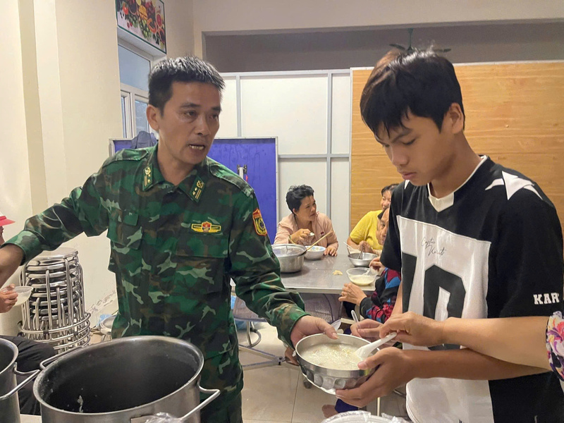 Tô cháo "ấm lòng quân dân" của các chiến sĩ Đồn Biên phòng Nhơn Châu phục vụ cho người dân đến tránh bão.