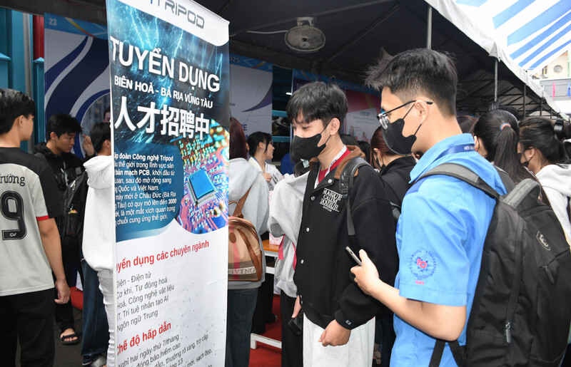 Ngày hội việc làm là cơ hội lớn cho sinh viên, người lao động trực tiếp tiếp cận thị trường lao động với nhiều ngành nghề khác nhau. Ảnh: Minh Khuê.