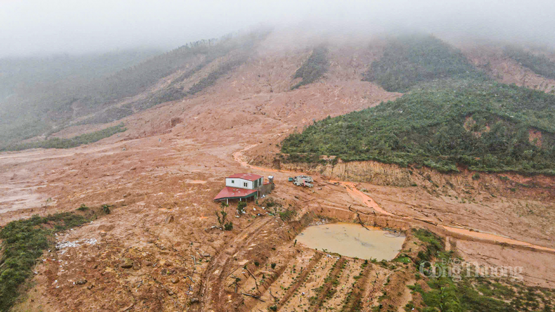 Trong ảnh là khu vực sạt lở rộng khoảng 3ha tại xã Cẩm Trung, Hà Tĩnh.