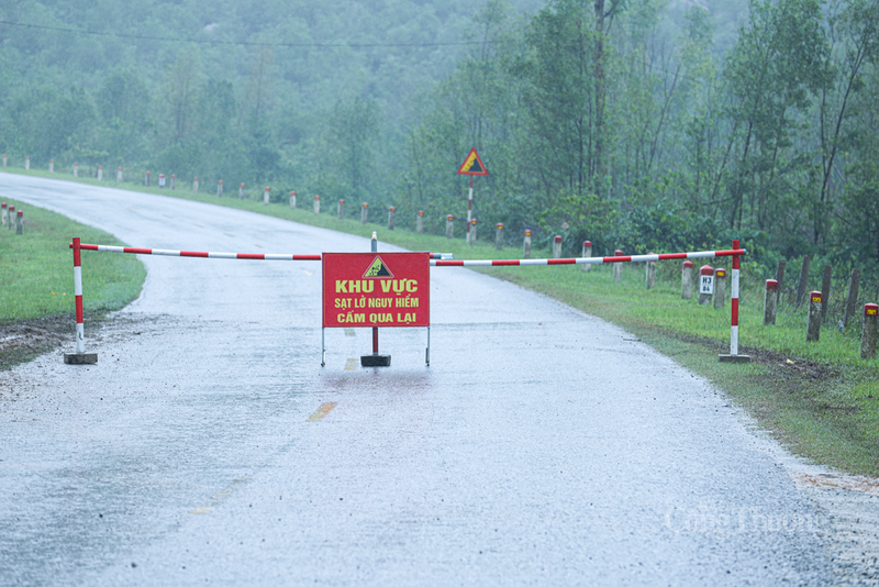 Sau sự việc, ngành chức năng đã chỉ đạo tạm dừng công tác dọn đường thông tuyến khi nguy cơ sạt lở vẫn còn xảy ra, chờ thời tiết thuận lợi tiếp tục thực hiện.