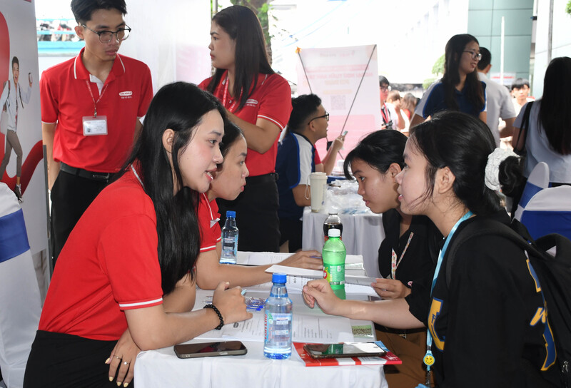 Doanh nghiệp phỏng vấn trực tiếp sinh viên ngay tại ngày hội việc làm. Ảnh: Minh Khuê.