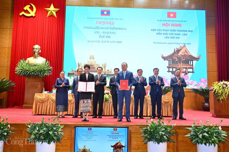 Lễ trao Biên bản hợp tác phát triển xuất nhập khẩu Việt Nam - Lào giữa Cục trưởng Cục Xuất nhập khẩu, Bộ Công Thương Việt Nam và Vụ trưởng Vụ Ngoại thương, Bộ Công Thương Lào