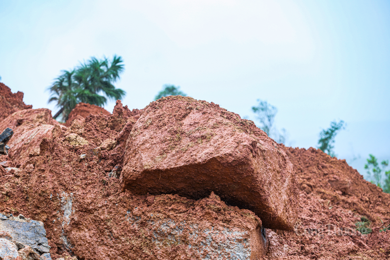 Lượng lớn đất đá từ trên cao chực chờ đổ sập xuống đường.