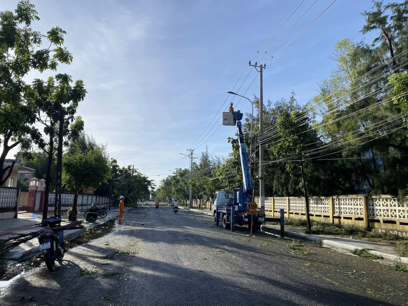 Ngay sáng sớm 7/11, sau khi bão tan, ngành điện đã tập trung khắc phục các sự cố để sớm cấp điện lại cho người dân. Ảnh: Bình An