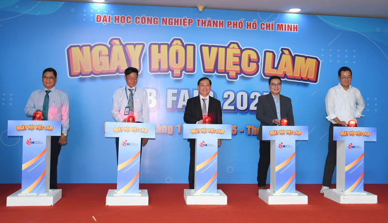 Lãnh đạo Nhà trường và các đại biểu thực hiện nghi thức khai mạc "Ngày hội việc làm IUH- lần 2 năm 2025". Ảnh: Minh Khuê.