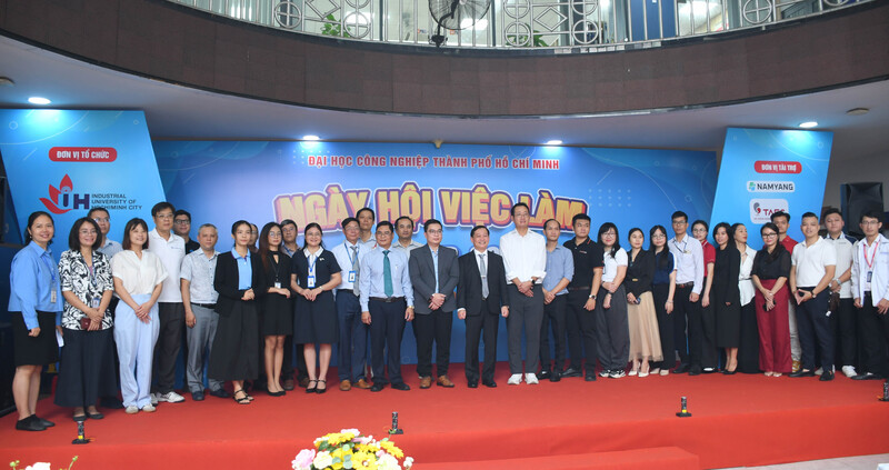 Lãnh đạo Nhà trường và các doanh nghiệp tham dự "Ngày hội việc làm IUH lần thứ 2 - năm 2025". Ảnh: Minh Khuê.