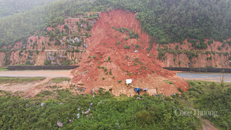 Trong lúc dọn dẹp đất đá, núi tiếp tục sạt lở xô đổ máy đào và xe tải làm 3 người bị thương.