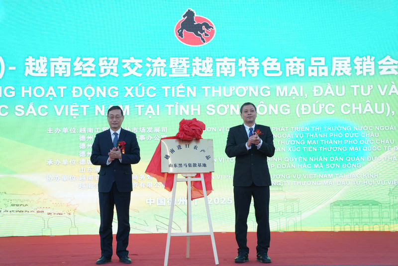 Ông Tô Ngọc Sơn và ông Trần Hải Minh, Phó Thị trưởng thành phố Đức Châu đã khai trương Trung tâm tập kết và phân phối sản phẩm trái cây Việt Nam tại Hắc Mã, Đức Châu, Sơn Đông.