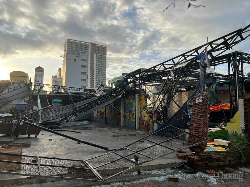 Quán nhậu của anh Bùi Sỹ Cường (33 tuổi, số 232 đường Nguyễn Thị Định, phường Quy Nhơn Nam) bị tốc mái, sập gần như hoàn toàn.
