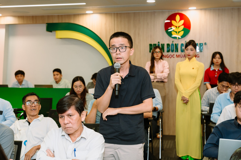 Cổ đông nêu ý kiến, chia sẻ thắc mắc về tình hình sản xuất - kinh doanh và định hướng phát triển của PVCFC (Ảnh PVCFC)