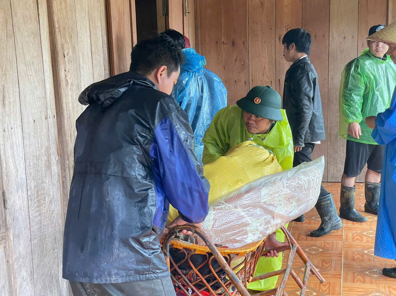 Đồn Biên phòng Ga Ry phối hợp với lực lượng địa phương tổ chức di dời tài sản cho các hộ dân thôn A Ting, xã Hùng Sơn có nguy cơ sạt lở đến vị trí an toàn