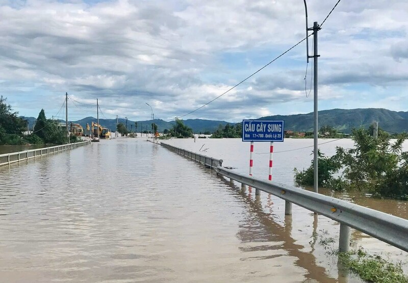 Quốc lộ 25 bị ngập tại cầu Cây Sung (đoạn qua xã Ia Sao).