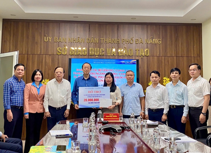 Đoàn công tác của Thứ trưởng Phạm Ngọc Thưởng trực tiếp kiểm tra thực tế, thăm hỏi, động viên và trao hỗ trợ cho ngành Giáo dục thành phố Đà Nẵng sau cơn bão số 12. Ảnh: S.T