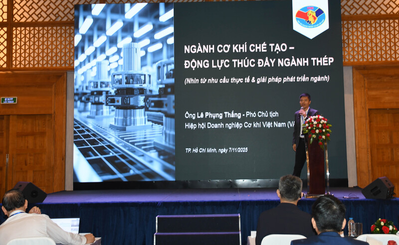 Chuyên gia chia sẻ kinh nghiệm, đề xuất các giải pháp nâng cao sức cạnh tranh và phát triển ngành thép Việt Nam bền vững tại hội thảo. Ảnh: Minh Khuê.