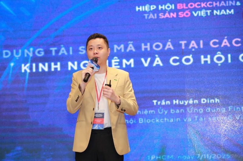 Ông Trần Huyền Dinh, Chủ nhiệm Ủy ban Ứng dụng fintech (Hiệp hội Blockchain và Tài sản số Việt Nam - VBA) phát biểu tại diễn đàn. Ảnh: NT