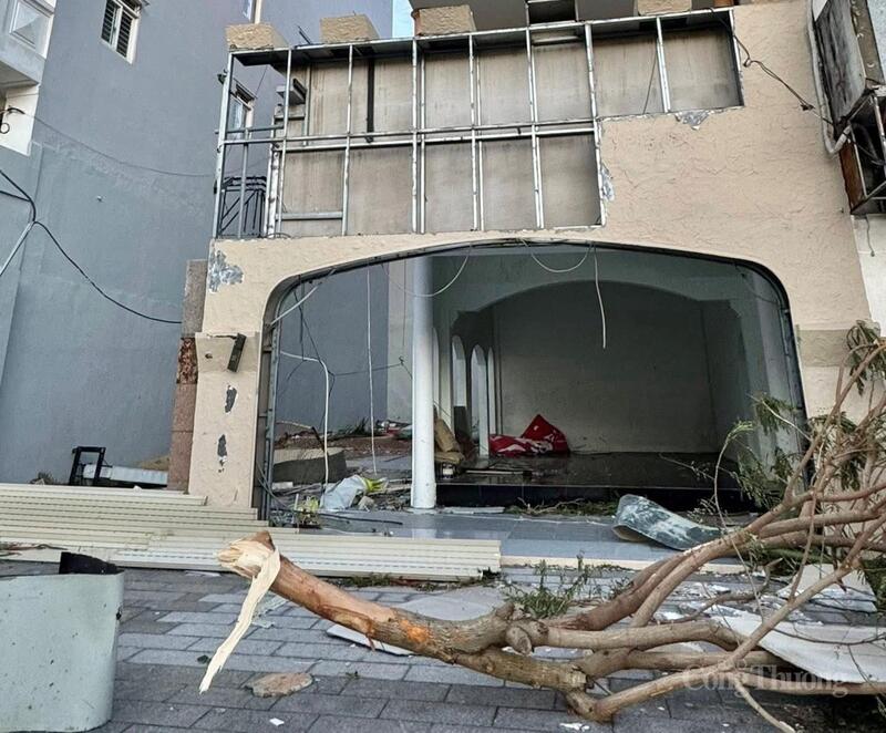 Một căn nhà tan hoang sau bão.