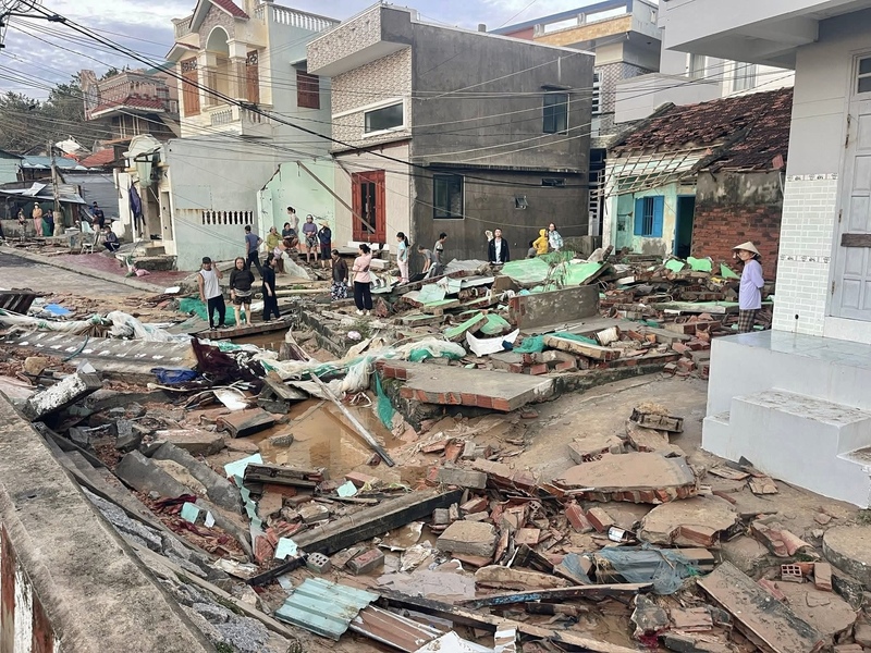 Bão số 13 làm nhiều căn nhà của người dân ở làng chài Nhơn Hải bị sập.