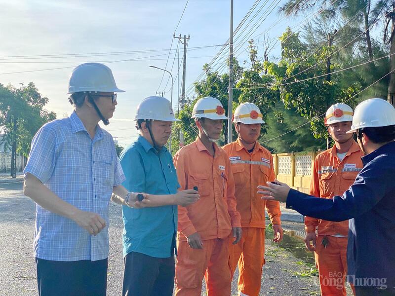 Cán bộ ngành điện lực Đắk Lắk triển khai các biện pháp đảm bảo an toàn điện. Ảnh: Hoàng Nguyên