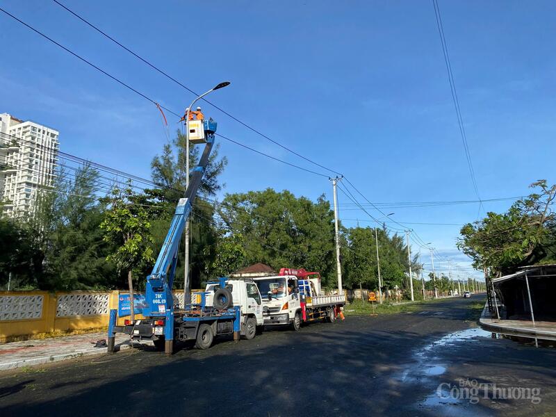 Ngành điện Đắk Lắk triển khai biện pháp khắc phục đường điện sau khi cơn bão số 13 đổ bộ vào đất liền. Ảnh: Hoàng Nguyên
