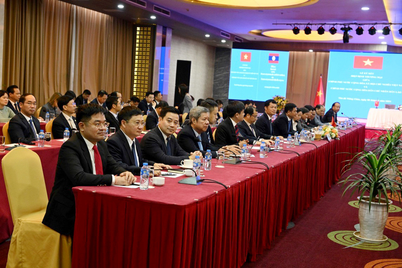 Các đại biểu đoàn công tác Bộ Công Thương Việt Nam tham dự hội đàm giữa Bộ trưởng Bộ Công Thương Việt Nam và Bộ trưởng Bộ Công Thương Lào và chứng kiến lễ ký kết biên bản ghi nhớ hợp tác giữa Tổng cục Quản lý thị trường (Bộ Công Thương Việt Nam) và Vụ Cạnh tranh và Kiểm tra thương mại (Bộ Công Thương Lào), tháng 4/2024.