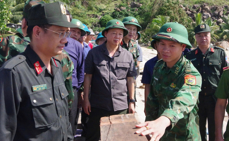 Phó Thủ tướng Trần Hồng Hà kiểm tra tại thôn 2, xã Xuân Lộc, tỉnh Đắk Lắk. Ảnh: Công Lý.