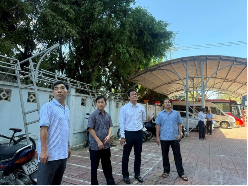 Lãnh đạo EVNGENCO2 có mặt kịp thời tại hiện trường để kiểm tra, chỉ đạo khẩn trương triển khai các biện pháp khắc phục hậu quả sau bão