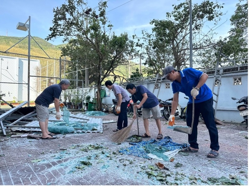 CBCNV AKKN đang tích cực vệ sinh môi trường, thu gom rác thải, sắp xếp lại khu vực làm việc, kiểm tra thiết bị, máy móc và phối hợp khắc phục hậu quả do bão gây ra