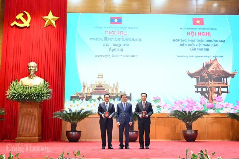 Chủ tịch UBND tỉnh Quảng Ninh trao quà lưu niệm cho Bộ trưởng Bộ Công Thương Việt Nam và Bộ trưởng Bộ Công Thương Lào. Ảnh: Cấn Dũng