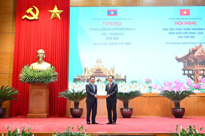 Bộ trưởng Bộ Công Thương Việt Nam trao quà lưu niệm cho Bộ trưởng Bộ Công Thương Lào. Ảnh: Cấn Dũng