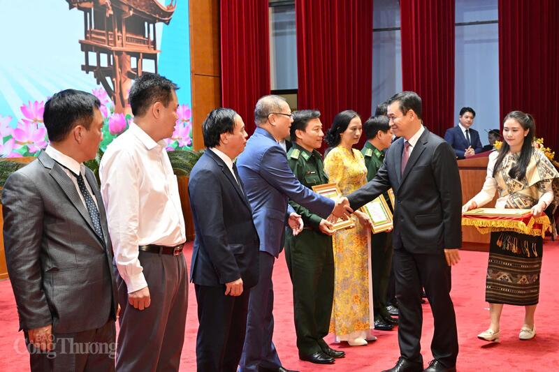 Bộ trưởng Bộ Công Thương Lào trao bằng khen cho tổ chức và cá nhân phía Việt Nam. Ảnh: Cấn Dũng