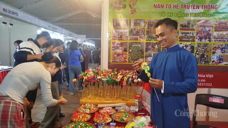 Nghệ nhân Đặng Thường tại Triển lãm các sản phẩm, mẫu thiết kế hàng thủ công mỹ nghệ mới, sáng tạo, sản phẩm làng nghề Phượng Dực.