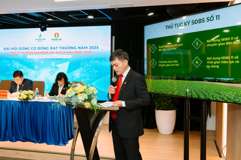 Tổng Giám đốc Văn Tiến Thanh trình bày các nội dung trọng tâm của đại hội và giải đáp câu hỏi của cổ đông (Ảnh PVCFC)