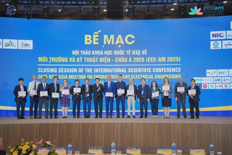 Trao giấy chứng nhận cho các diễn giả chính