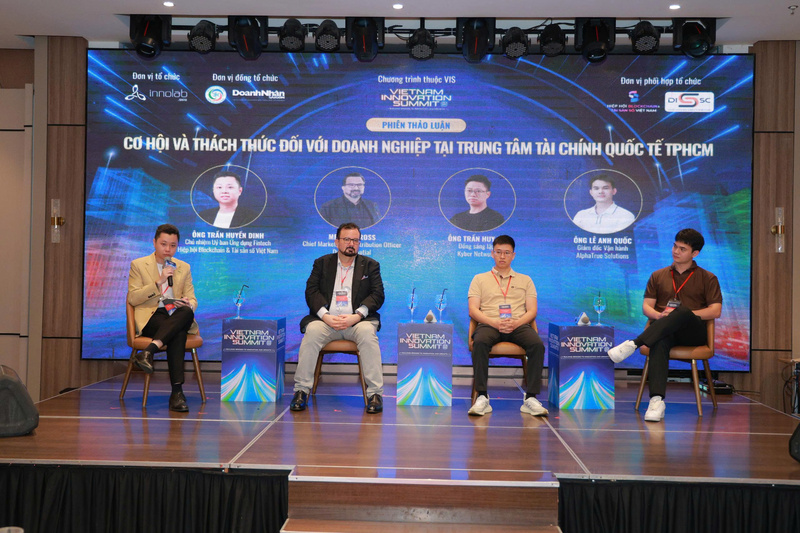 Diễn giả tham gia thảo luận tại diễn đàn. Ảnh: NT